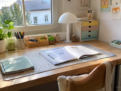 Kinderschreibtisch einrichten zum Schulstart: aufgeräumter Lernplatz mit Stiftebecher, Ablagefach und Lampe, ordentlich vorbereitet für den ersten Schultag