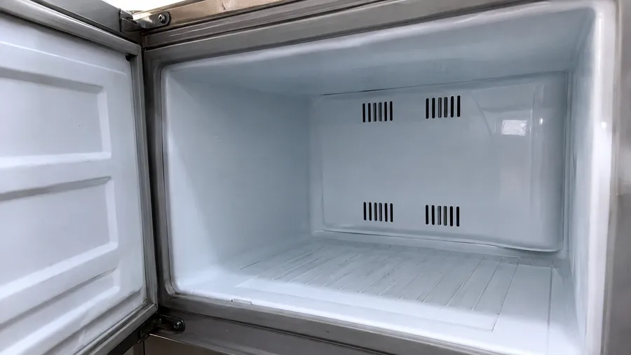 Nahaufnahme eines leeren, eisfreien Gefrierfachs mit sauberen Innenwänden