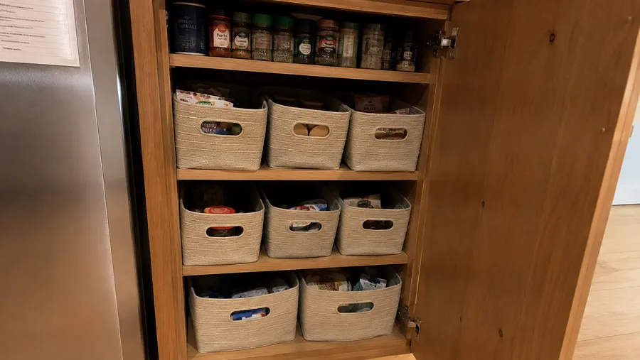 Einzelner schmaler Küchenschrank mit herausziehbaren Stoffboxen statt begehbarer Speisekammer